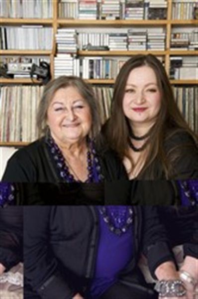 Eliza Carthy & Norma Waterson with the Gift Band